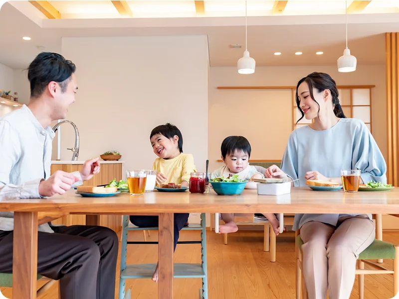 家族で食事を楽しむ登録ヘルパーとして働く女性