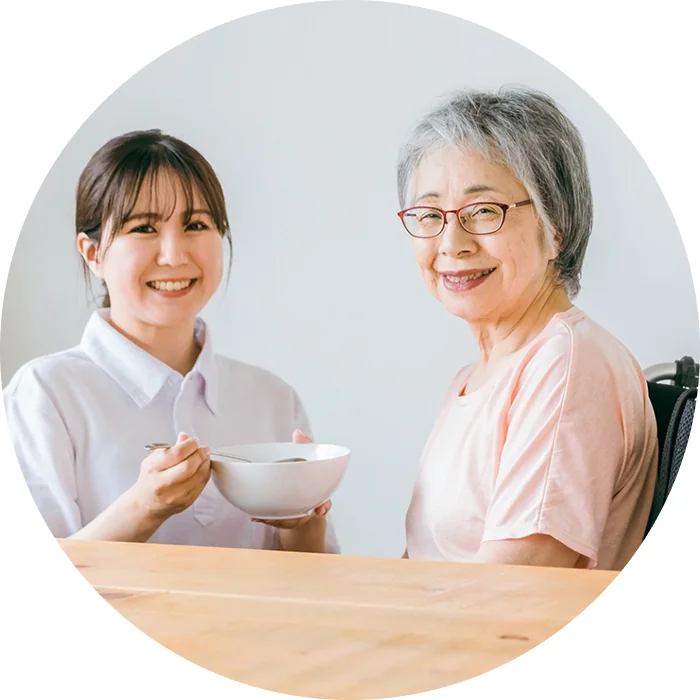 浅草で登録ヘルパーとして働く女性が食事のお手伝いをしている様子